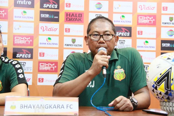 Manajer Bhayangkara FC, Sumardji melancarkan protes seusai timnya dikalahkan Kalteng Putra, Minggu (25/8/2019).