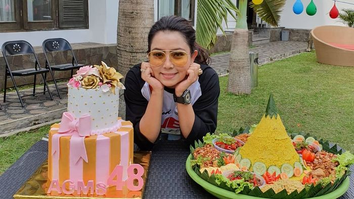 Mayangsari berfoto dengan kue ulang tahun dan tumpeng nasi kuning