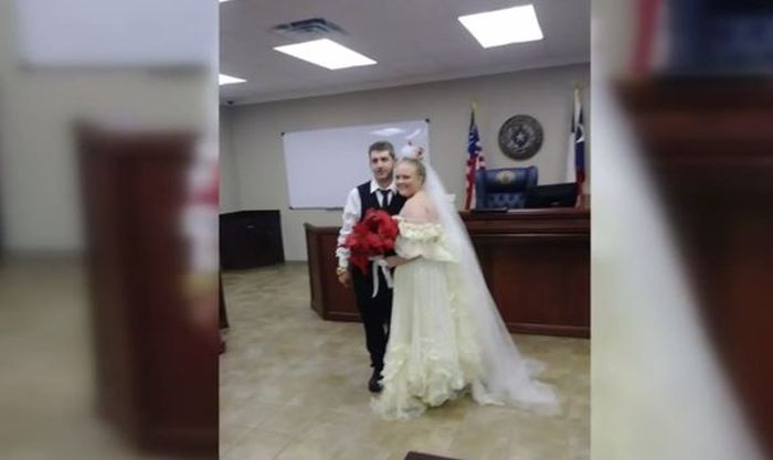 Acara pernikahan Harley Morgan (19) dan Rhiannon Boudreaux (20) sebelum keduanya meninggal tertabrak truk.