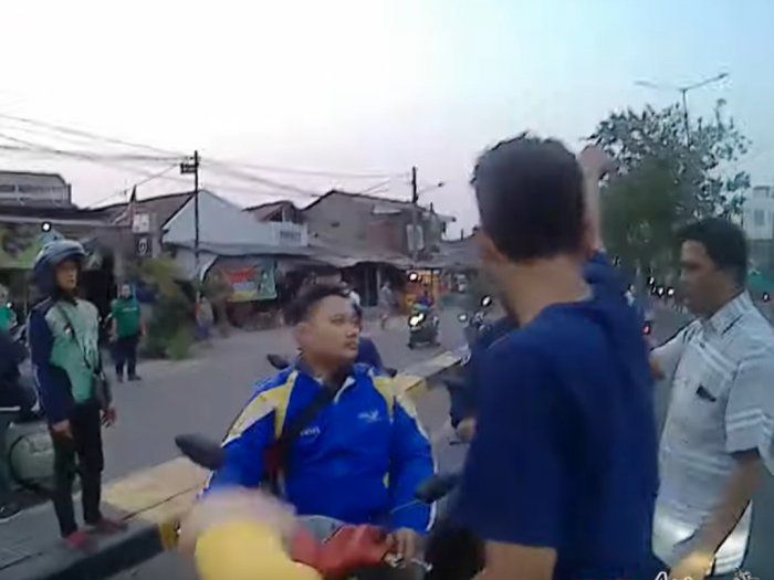 Sang pelawan arus yang ditegur oleh warga sekitar