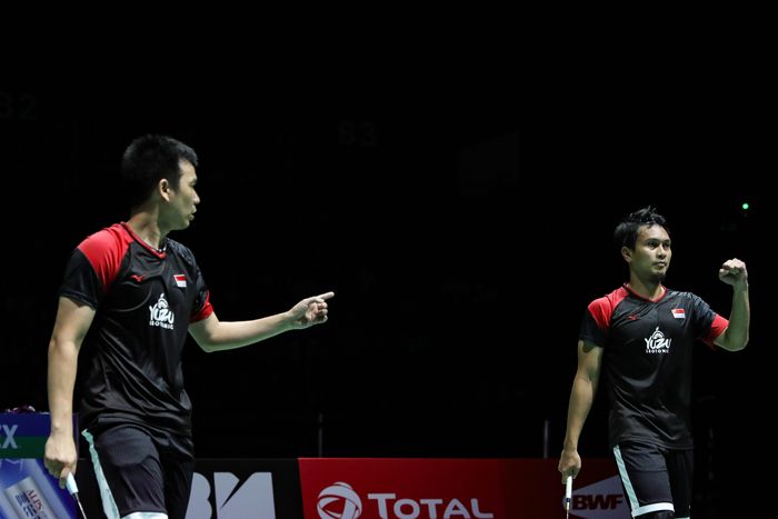 Pasangan ganda putra Indonesia, Hendra Setiawan (kiri) dan Mohammad Ahsan, pada laga semifinal Kejuaraan Dunia 2019 di St. Jakobshalle, Basel, Swiss, Minggu (25/8/2019) dini hari WIB.