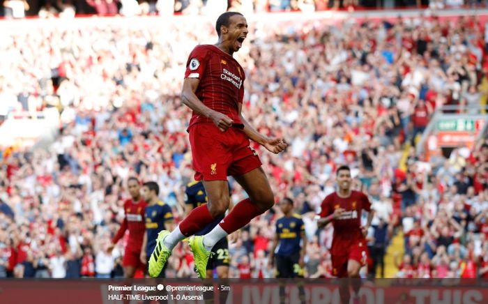 Bek Liverpool, Joel Matip, membawa timnya unggul sementara 1-0 atas Arsenal pada pertandingan pekan ketiga Liga Inggris di Stadion Anfield, Sabtu (24/8/2019).