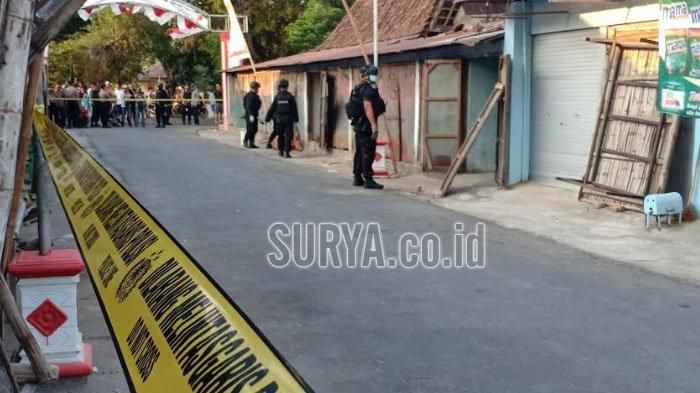 Petugas kepolisian dari Brimob Polda Jatim menggeledah rumah dan kios di Pasar Kincang, Jalan Diponegoro, RT 22 / RW 4 Desa Kincang Wetan, Kecamatan Jiwan, Kabupaten Madiun, Sabtu (24/8/2019) sore