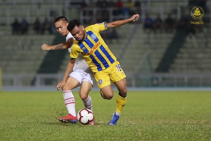 Aksi Saddil Ramdani (kanan) bersama Pahang FA saat coba dihentikan pemain Sabah FA pada laga keempat Grup C Piala Malaysia 2019 di Stadion Darul Makmur, Kuantan, 24 Agustus 2019. 
