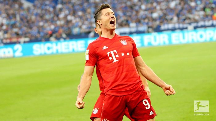 Penyerang Bayern Muenchen, Robert Lewandowski, merayakan golnya dalam laga pekan kedua Bundesliga di kandang Schalke 04, Veltins Arena, 24 Agustus 2019.