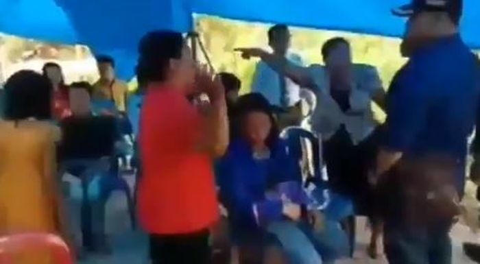 Jamaah yang histeris saat dibubarkan di tengah kebaktian