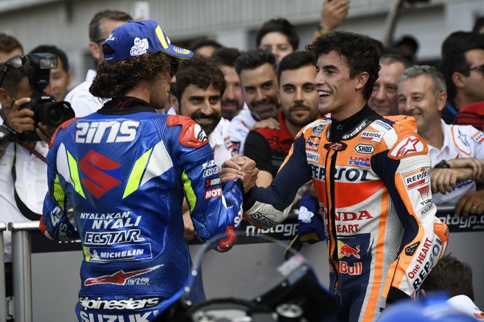 Alex Rins (Suzuki Ecstar) dan Marc Marquez (Repsol Honda) bersalaman setelah menyelesaikan balapan MotoGP Inggris di Sirkuit Silverstone, Minggu (25/8/2019).