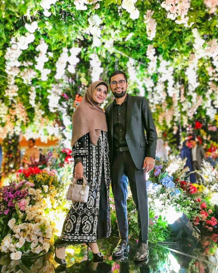 Shireen dan wisnu tampak kompak dengan warna hitam