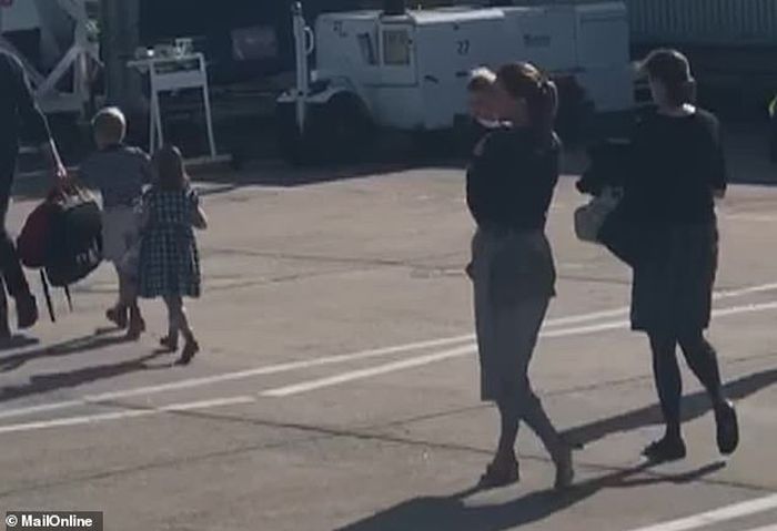 Meghan Markle Kepergok Naik Pesawat Jet Saat Liburan Bersama Archie, Kate Middleton Justru Pilih Penerbangan Murah | dok. dailymail.co.uk