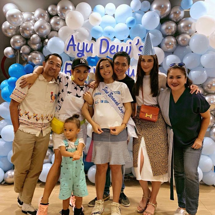Menghadiri Acara Baby Shower Ayu Dewi