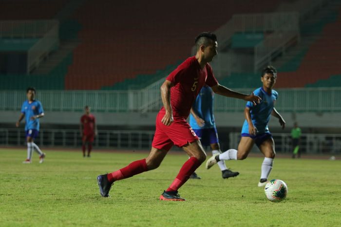 Aksi bek timnas Indonesia, Otavio Dutra pada laga uji coba kontra Persika Karawang, di Stadion Pakansari, Kabupaten Bogor, Minggu (25/8/2019).