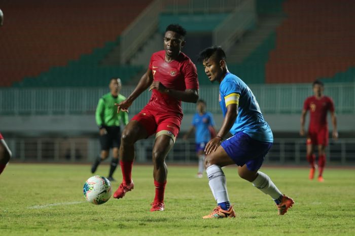 Aksi Osas Saha saat membela timnas Indonesia kontra Persika Karawang di Stadion Pakansari, Kabupaten Bogor, Minggu (25/8/2019).