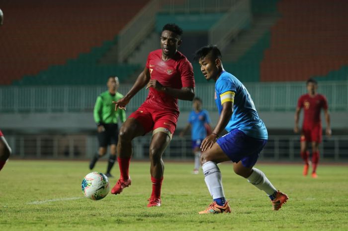 Aksi Osas Saha saat membela timnas Indonesia kontra Persika Karawang di Stadion Pakansari, Kabupaten Bogor, Minggu (25/8/2019).