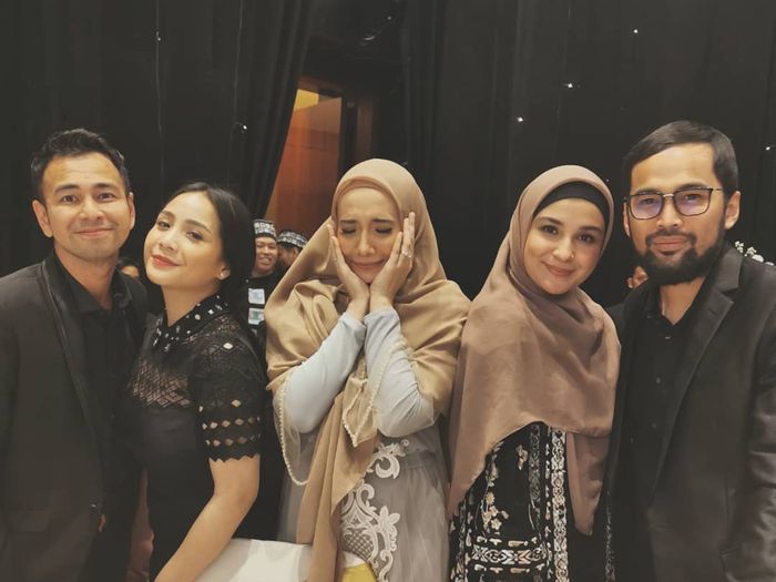 Zaskia datang sendiri tanpa deitemani Irwansyah namun tetap tampil elegan
