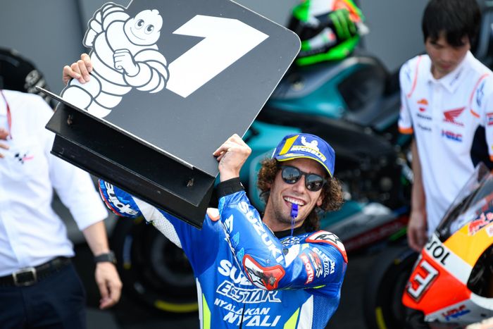 Pembalap Suzuki Ecstar, Alex Rins, berpose setelah finis pertama pada balapan MotoGP Inggris di Sirkuit Silverstone, Minggu (25/8/2019).