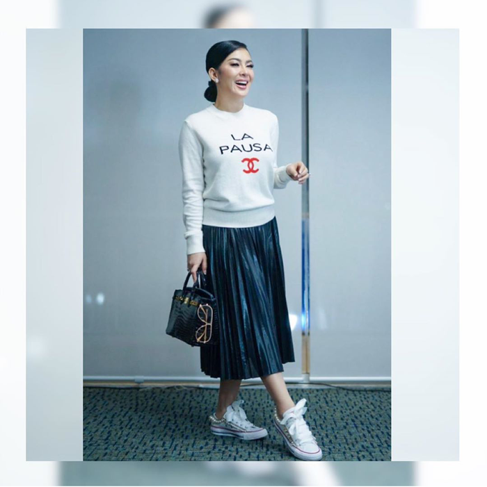 Tampilan terbaru Syahrini dengan rok plisket