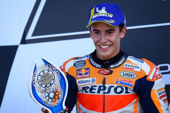 Pembalap Repsol Honda, Marc Marquez, berpose di podium setelah finis kedua pada balapan MotoGP Inggris di Sirkuit Silverstone, Minggu (25/8/2019).