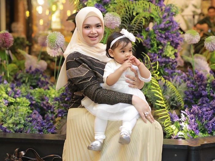 Siti Nurhaliza bersama anaknya, Aafiyah