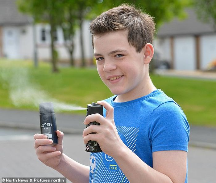Kacper memegang deodorant favoritnya yang menyelamatkan nyawanya.