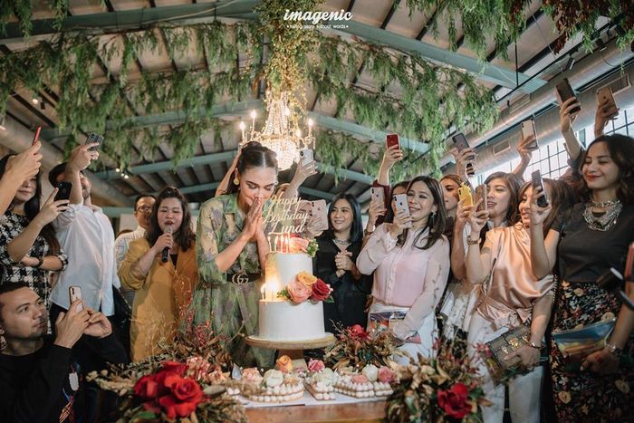 Luna Maya mendapat kejutan pesta ulang tahun dari para sahabatnya