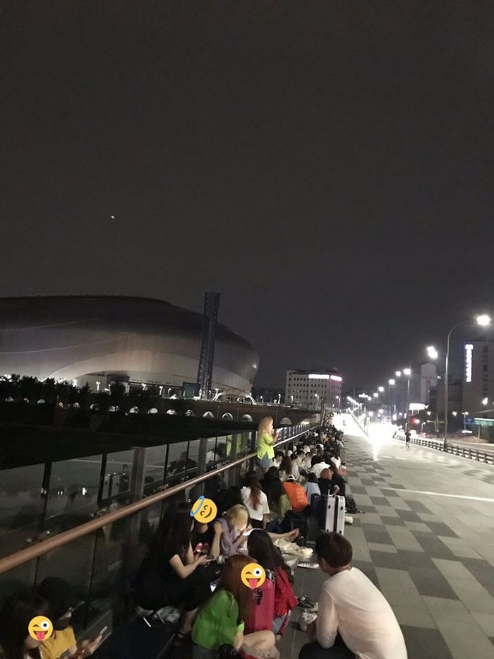 Penggemar rela mengantri sejak Senin (26/8/2019) malam demi menyaksikan debut X1.
