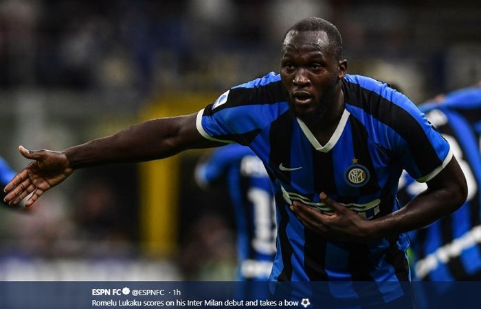 Selebrasi striker anyar Inter Milan, Romelu Lukaku seusai mencetak gol ketiga timnya dalam kemenangan 4-0 atas Lecce pada pekan pertama Liga Italia di Stadion Giuseppe Meazza, Senin (26/8/2019).