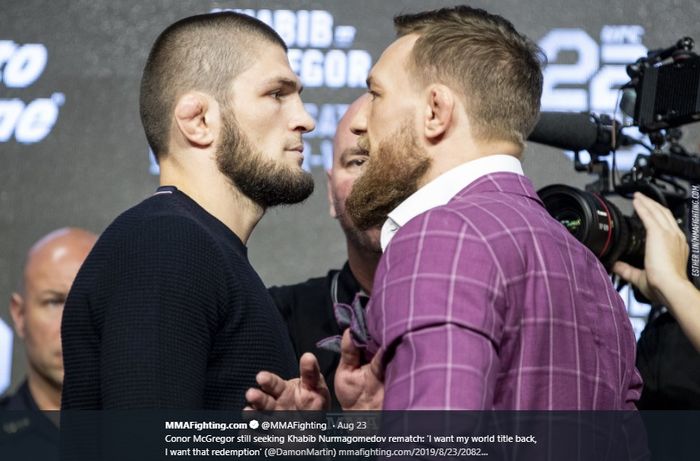 Khabib Nurmagomedov (kiri) dan Conor McGregor (kanan) saat konferensi pers jelang UFC229.      