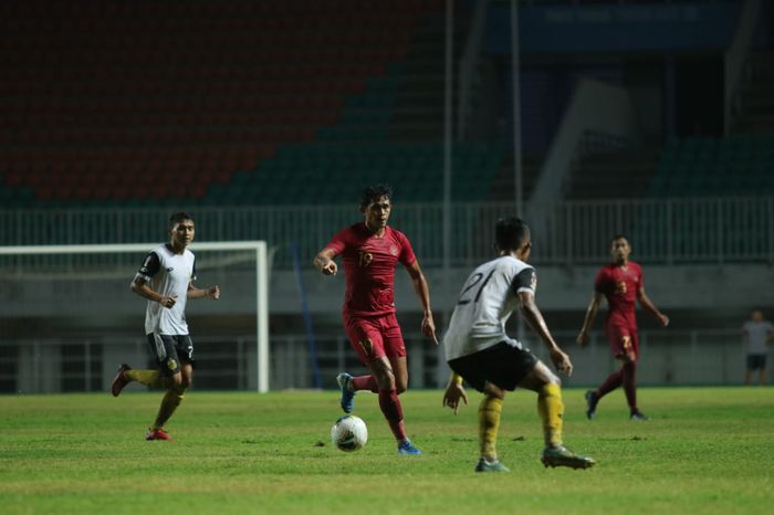 Gelandang timnas Indonesia, Rizky Pellu saat beraksi untuk skuad Garuda yang bersua Bhayangkara FC pada uji coba di Stadion Pakansari, Cibinong, Kabupaten Bogor, 28 Agustus 2019.