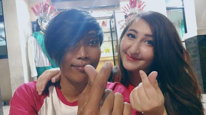 Tukang sapu dan kekasih bulenya