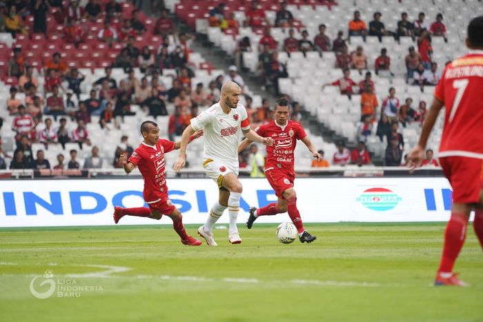 Gelandang PSM Makassar, Wiljan Pluim dijaga ketat dua pemain Persija Jakarta, Riko Simanjuntak serta Ismed Sofyan, di Stadion Utama Gelora Bung Karno (SUGBK), Rabu (28/8/2019).