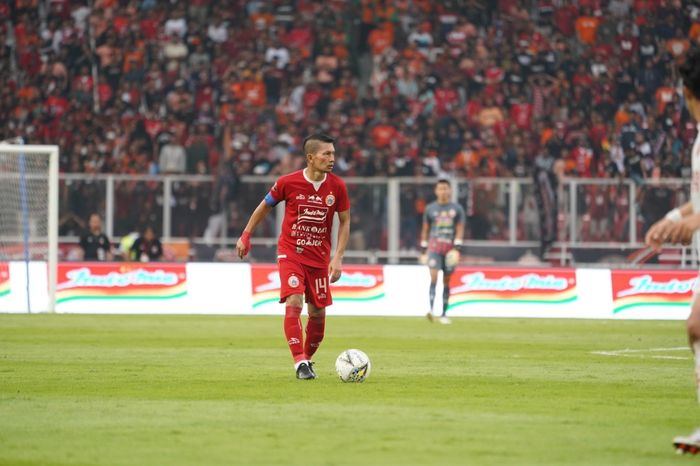 Aksi kapten sekaligus bek kanan Persija, Ismed Sofyan saat laga kontra PSM Makassar pada lanjutan Liga 1 2019 di SUGBK, Senayan, Jakarta Pusat, 28 Agustus 2019.