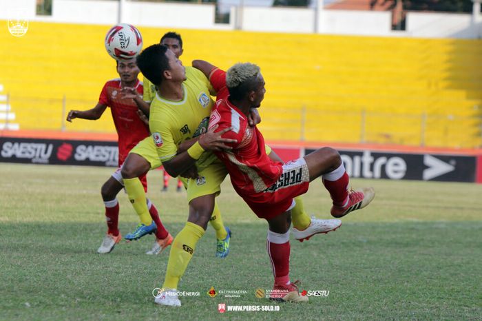 Striker Persis Solo, Ugik Sugiyanto, mendapatkan pengawalan ketat dari bek Persiba Balikpapan, Ngurah Nanak, pada laga pekan ke-13 Grup Timur Liga 2 2019 di Stadion Wilis, Madiun, Selasa (27/8/2019).