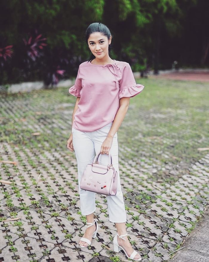 Naysilla Mirdad tampil memesona dengan blouse bernuansa warna pink