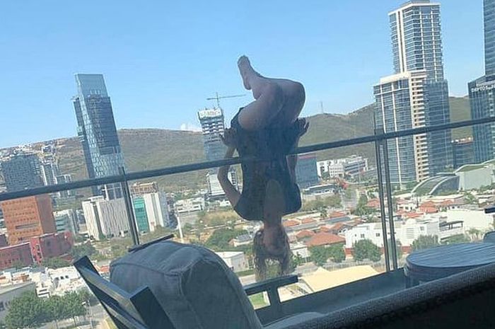 Alexa Terrazas mengalami kondisi kritis setelah jatuh dari balkon karena melakukan pose yoga ekstrem