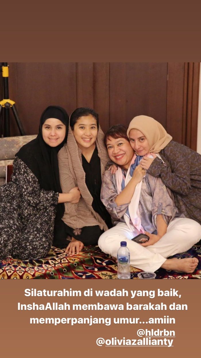 Meski dengan makeup yang natural, tampilan Annisa Pohan tetap memesona