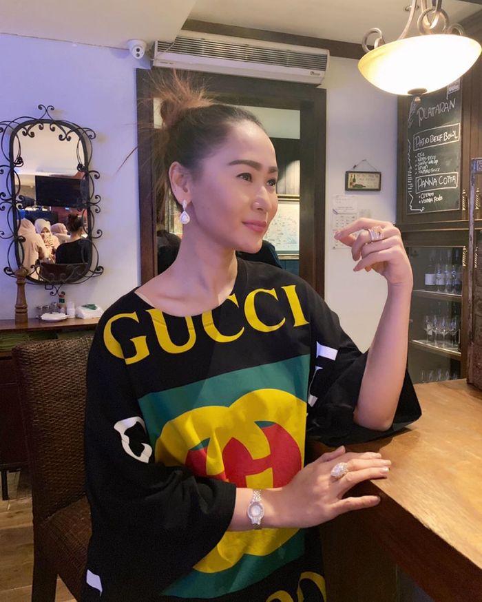 Inul Daratista mengenakan gucci oversize T-shirt with Gucci logo in blacK