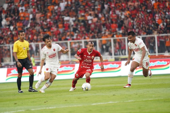 Aksi winger Persija, Riko Simanjuntak yang diawasi dua pemain PSM Makassar, Rasyid Bakri dan Asnawi Mangkualam (kanan) pada lanjutan Liga 1 2019 di SUGBK, Senayan, Jakarta Pusat, 28 Agustus 2019.