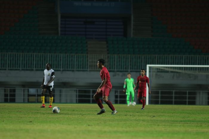 Gelandang Arema FC yang mendapat undangan timnas Indonesia, Hanif Sjahbandi saat beraksi untuk skuad Garuda yang bersua Bhayangkara FC pada uji coba di Stadion Pakansari, Cibinong, Kabupaten Bogor, 28 Agustus 2019. 