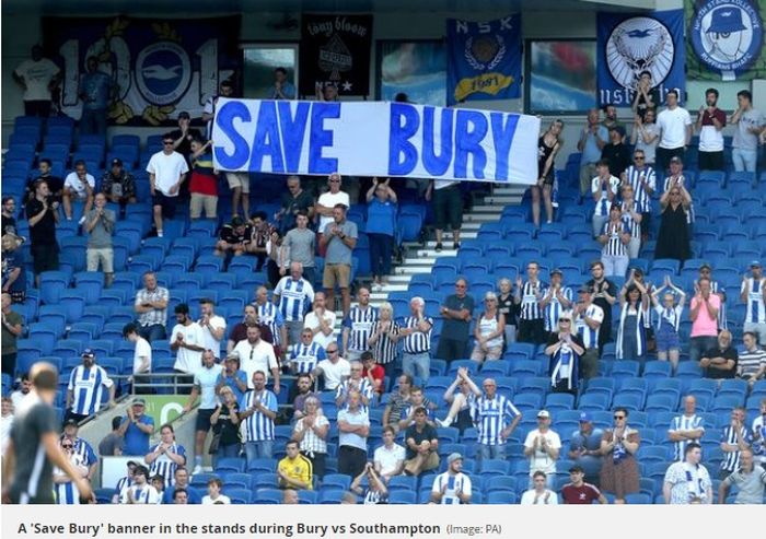 Penggemar Bury FC membentangkan banner saat pertandingan melawan Southampton. 