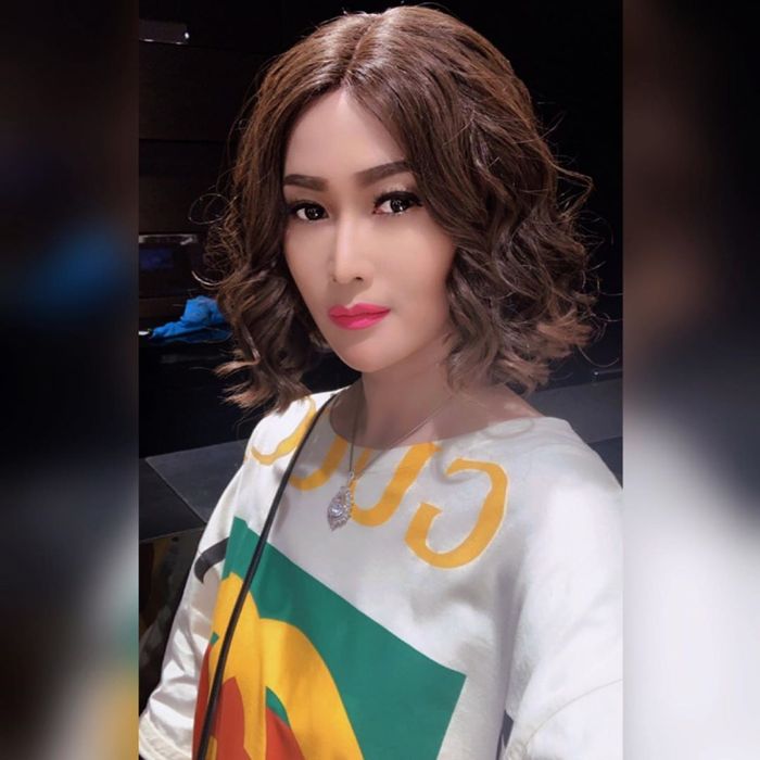 Inul Daratista mengenakan gucci oversize T-shirt with Gucci logo in white