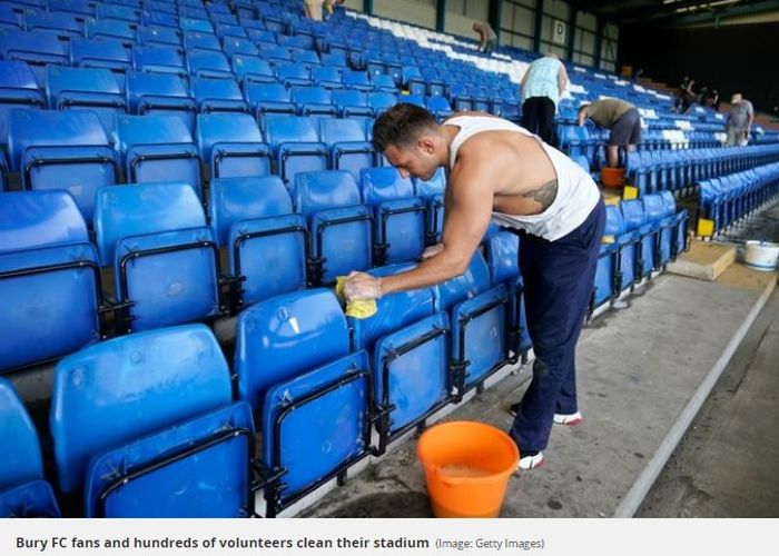 Penggemar Bury FC melakukan bersih-bersih stadion menyusul rasa optimisnya jelang pertandingan melawan Doncaster di League One. 