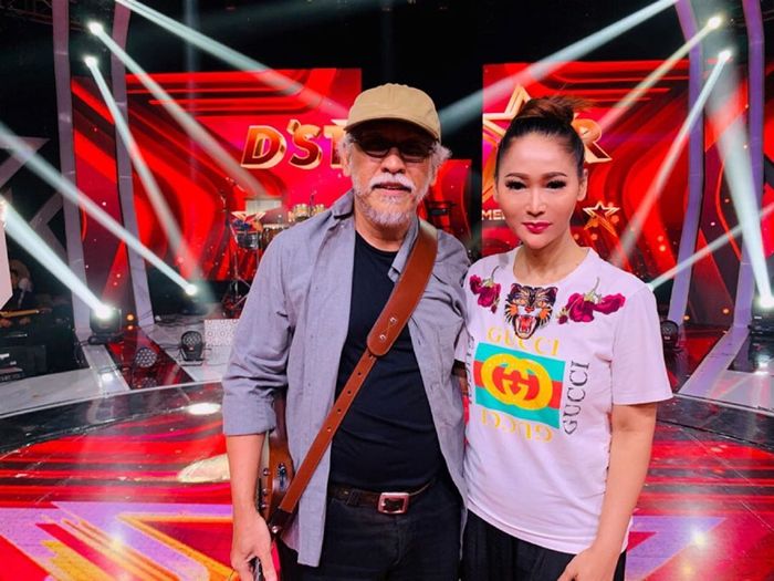 Inul Daratista mengenakan gucci angry cat embroidered cotton T-shirt