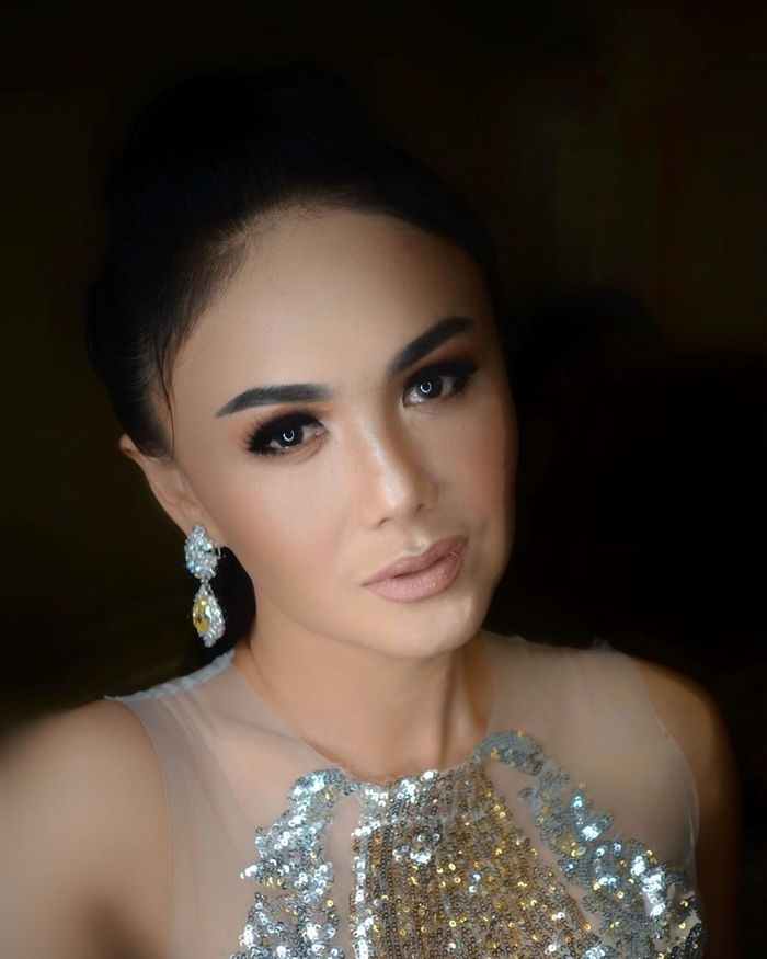 Yuni Shara juga selalu tampil cantik dan stylish bak ABG