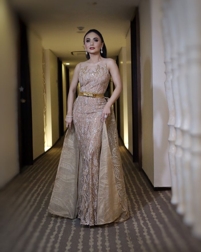 Yuni Shara terlihat mengenakan gaun bernuansa warna nude