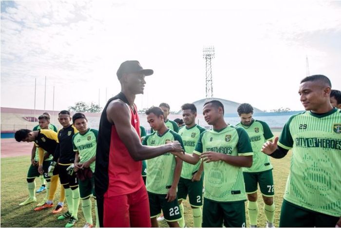 Amido Balde saat berpamitan dengan rekan setimnya di Persebaya Surabaya.