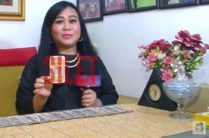 Endang Tarot ramalkan asmara Luna Maya yang masih betah menjomblo di umur  36 tahun lewat kartu As Pedang