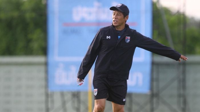 Pelatih timnas Thailand, Akira Nishino, saat memimpin sesi latihan jelang kualifikasi Piala Dunia 2022.