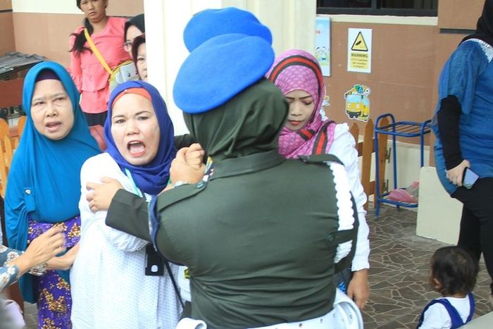 Ibunda Fera Oktaria (kedua dari kiri) mengamuk usai mendengar Pledoi terdakwa pembunuh anaknya, Prada DP, Kamis (29/8/2019). 