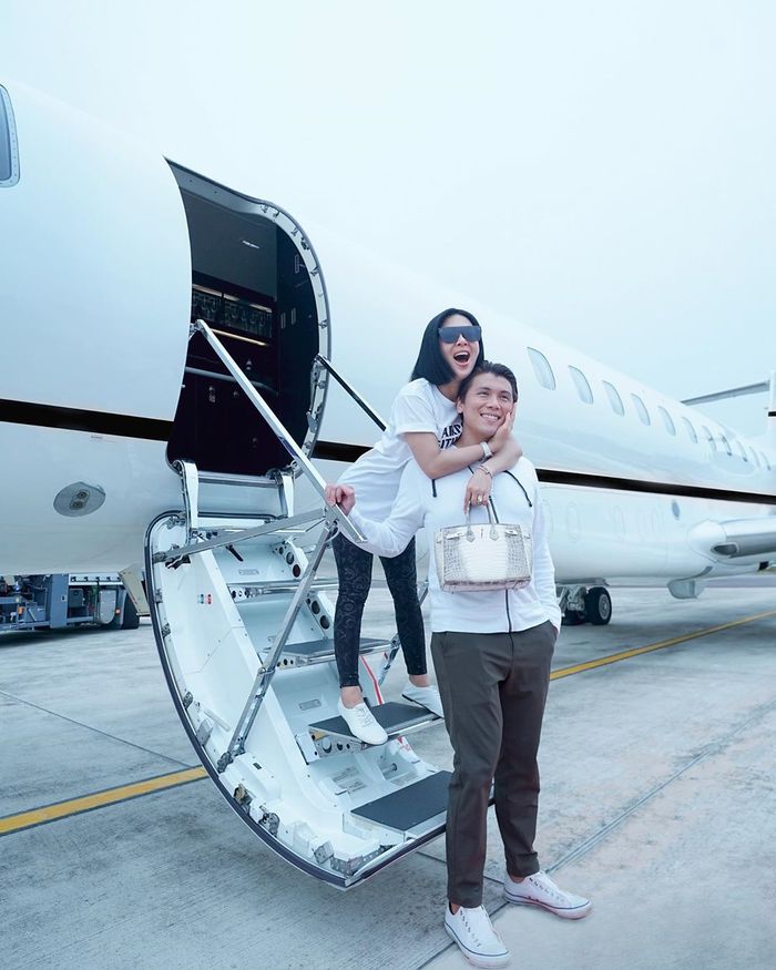 Busana sederhana yang dikenakan Syahrini dan Reino Barack saat naik pesawat jet pribadi