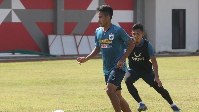 Gelandang baru PSIS Semarang, Finky Pasamba menjalani latihan bersama klub barunya.